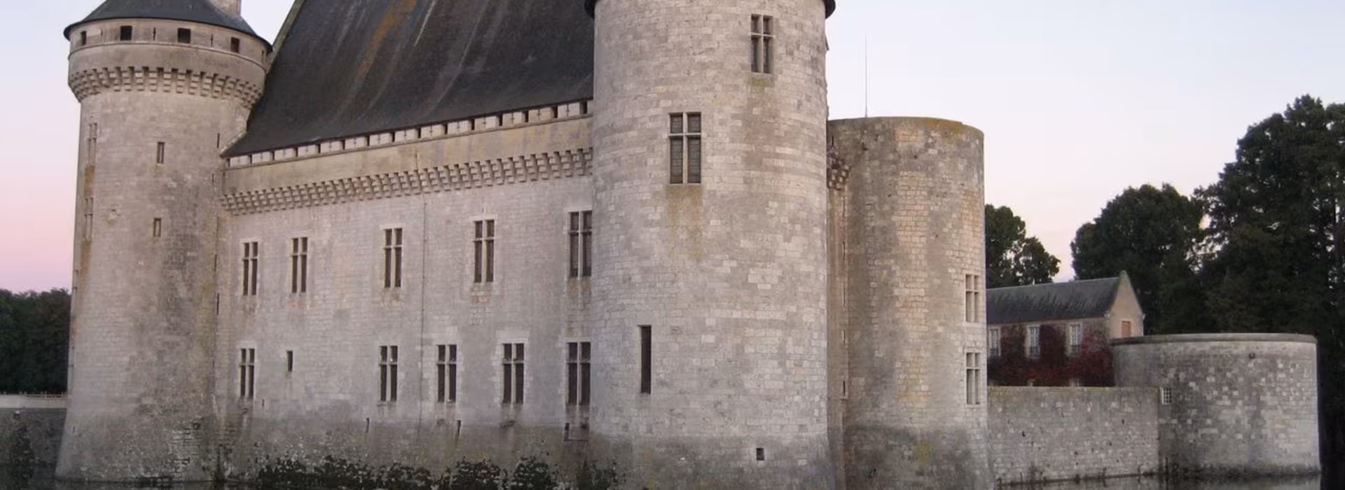Château de Sully-sur-Loire, à une heure de Nargis