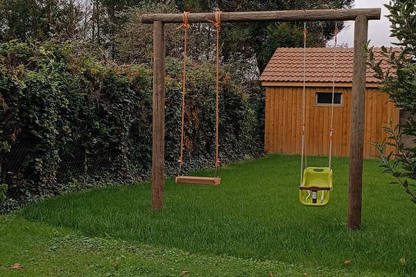 Jardin avec balançoire